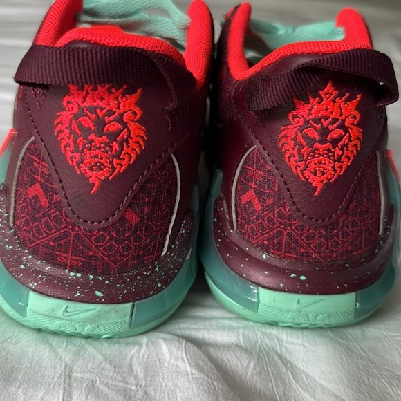 Boys Nikes 5Y - Picture 4 of 5